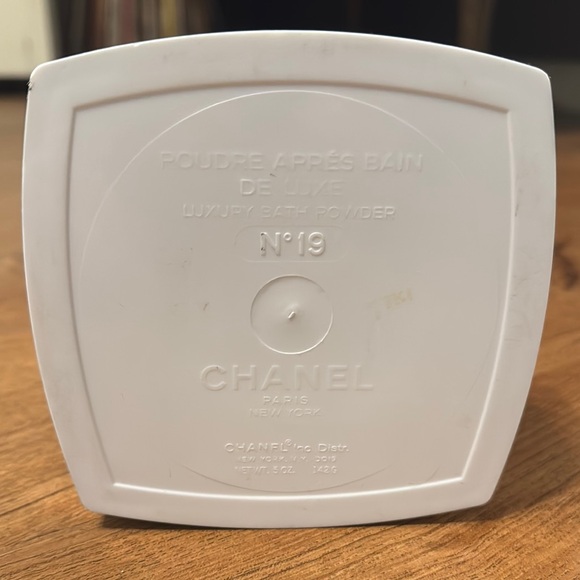 Vtg unopened Chanel No 19 luxury bath powder [Poudre Apres Bain De Luxe] - Picture 6 of 9